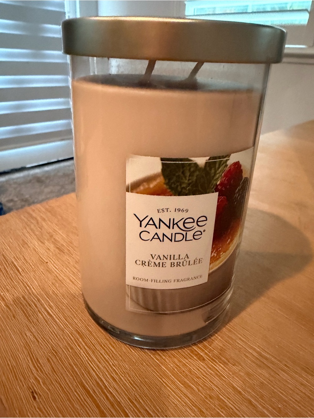 Yankee Candle Vanilla Crème Brûlée Candle — Cream and Gold Lid 20oz